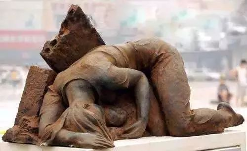 河南暴雨，她把女兒高高舉起：如果你還活著，一定要記得我愛(ài)你！